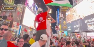 جماهير المغرب ترفع علم فلسطين في نيويورك وتؤكد دعمها للقضية الفلسطينية خلال المونديال