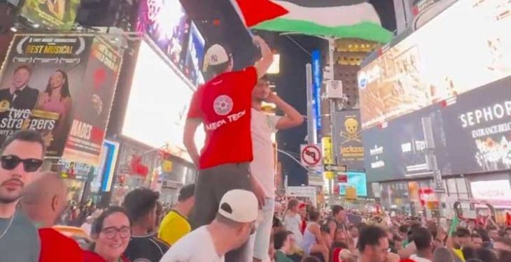 جماهير المغرب ترفع علم فلسطين في نيويورك وتؤكد دعمها للقضية الفلسطينية خلال المونديال