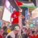 جماهير المغرب ترفع علم فلسطين في نيويورك وتؤكد دعمها للقضية الفلسطينية خلال المونديال