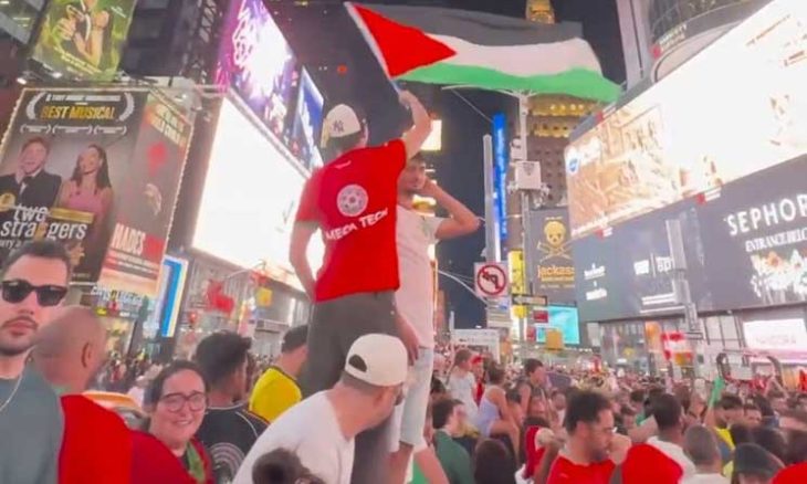 جماهير المغرب ترفع علم فلسطين في نيويورك وتؤكد دعمها للقضية الفلسطينية خلال المونديال