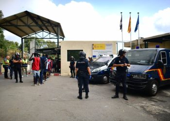 رئيس سبتة يعلن “الطوارئ الإنسانية المطلقة” بعد وصول مئات المهاجرين سباحة من المغرب