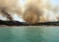 خفر السواحل الإيطالي يجلون أكثر من 400 شخص بحراً جراء حريق هائل في بلدة بسكيتشي