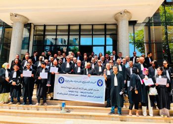 محامو تطوان يحتجون داخل محكمة الاستئناف ويرفعون شعار “لا لتقويض استقلال المحاماة”