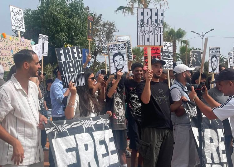 وقفة احتجاجية أمام محكمة عين السبع تزامنا مع محاكمة “بلاك ويند” والمطالبة بالإفراج عنه
