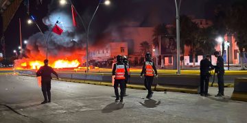 مواجهات بين عشرات الشباب وقوات الأمن معبر بني أنصار وإحراق سيارات تابعة للسلطات