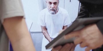 حسام أبو صفية يمثل عبر الفيديو أمام المحكمة العليا الإسرائيلية في القدس، 10 يونيو/حزيران 2026. رويترز