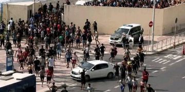 إسبانيا تشرع في الإرجاع الجماعي لمهاجري سبتة بتنسيق مع المغرب والإجراءات تشمل القاصرين