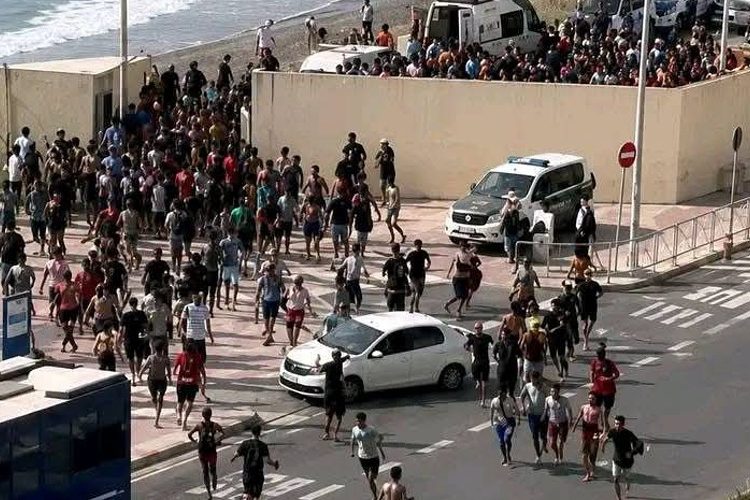 إسبانيا تشرع في الإرجاع الجماعي لمهاجري سبتة بتنسيق مع المغرب والإجراءات تشمل القاصرين