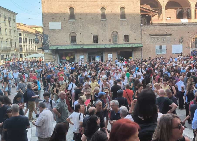 وقفة تضامنية حاشدة ببولونيا تطالب بكشف ملابسات وفاة المغربي “عبد الرحيم فاكير” على يد الشرطة الإيطالية