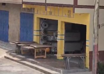 سكان حي الأندلس بتيفلت يشتكون ورشة نجارة وحدادة ويطالبون الجماعة بالتدخل لرفع الضرر