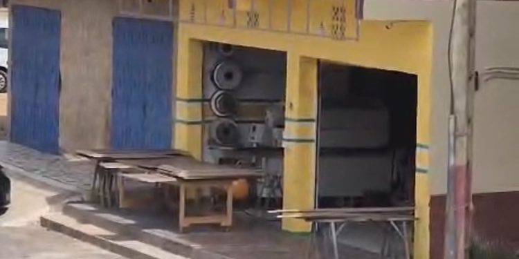 سكان حي الأندلس بتيفلت يشتكون ورشة نجارة وحدادة ويطالبون الجماعة بالتدخل لرفع الضرر