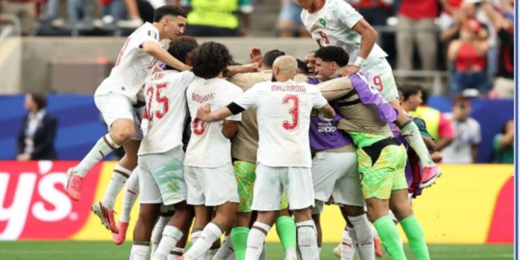 المنتخب المغربي يواصل تألقه بعد بلوغ الربع النهائي من كأس العالم