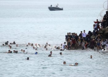 افتتاحية / يوم يفر  المغاربة نحو سبتة: و يتحول اليأس إلى بحر عبور .. من المسؤول؟