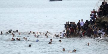 افتتاحية / يوم يفر المغاربة نحو سبتة: و يتحول اليأس إلى بحر عبور .. من المسؤول؟
