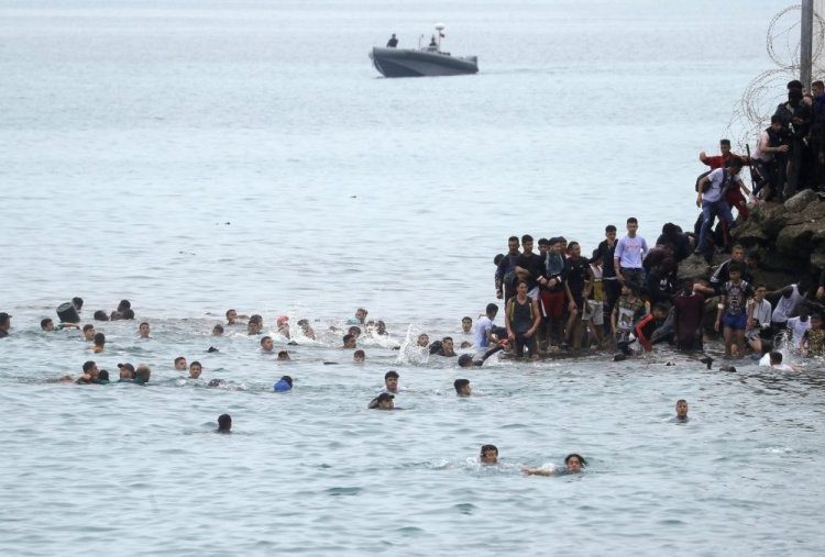 افتتاحية / يوم يفر  المغاربة نحو سبتة: و يتحول اليأس إلى بحر عبور .. من المسؤول؟