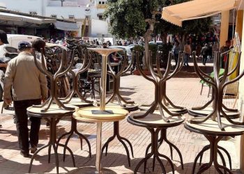 فرار حوالي 50 عاملاً نحو سبتة يربك أنشطة الصيف في مرتيل ويغلق محلات تجارية بتطوان