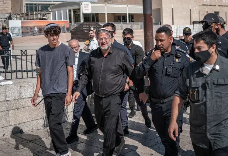 آلاف المستوطنين يقتحمون المسجد الأقصى بقيادة بن غفير