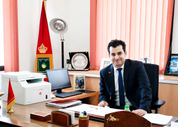 من يسكن بيت «الباراشيت» لا يرشق غيره بحجارة الانتماء الحزبي