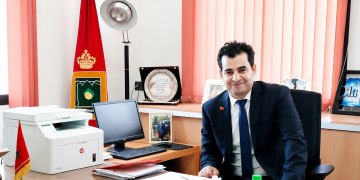 من يسكن بيت «الباراشيت» لا يرشق غيره بحجارة الانتماء الحزبي