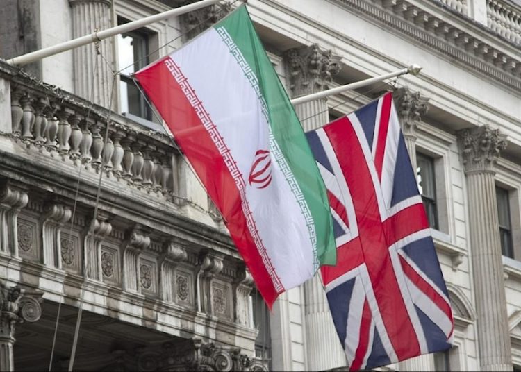 لندن تسحب دبلوماسييها من إيران وتبقي القواعد مفتوحة للضربات الأمريكية