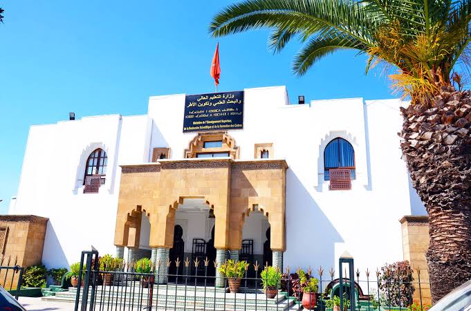“الرمق الأخير” وقفة نضالية بقيادة نساء ورجال التعليم