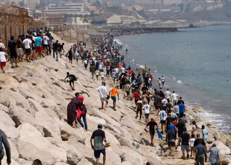 المحكمة الوطنية الإسبانية تفتح تحقيق أولي في شبكات تنظيم الهجرة الجماعية إلى سبتة
