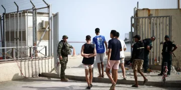 سبتة تنقل سجناء إلى إسبانيا بعد اكتظاظ السجن جراء موجة العبور