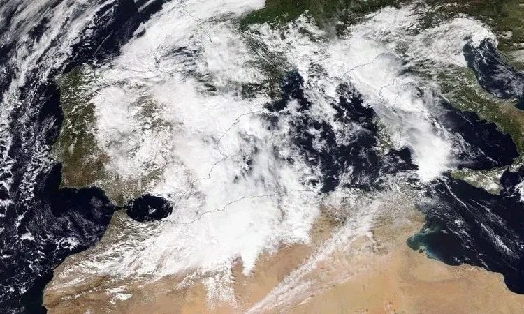 خبراء الطقس يحذرون من تحول جذري في شتنبر بأمطار غزيرة بالمتوسط