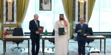 السعودية وباكستان وتركيا توقع اتفاقية دفاع مشترك
