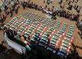 “أكبر جنازة في تاريخها”.. غزة تودع 112 شهيداً من عائلتي “أبو شريعة” و”الحساينة” بعد عامين ونصف من مجزرة الصبرة