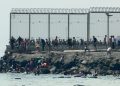 قاصر مغربي مصاب برصاصة في الرقبة بسبتة والجيش يغلق المراكز التجارية في مشهد متوتر