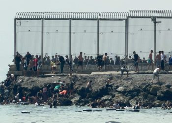 قاصر مغربي مصاب برصاصة في الرقبة بسبتة والجيش يغلق المراكز التجارية في مشهد متوتر