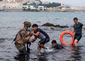 البرتغال تعزز دورياتها البحرية في الغارف بسبب أحداث سبتة وتؤكد استمرار التزامها باتفاقية “شنغن”