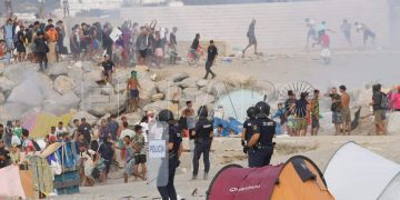 الشرطة الإسبانية تفض احتجاجات المهاجرين في شاطئ الترامبولين وحي لومـا كولمنار وتوقف أحدهم