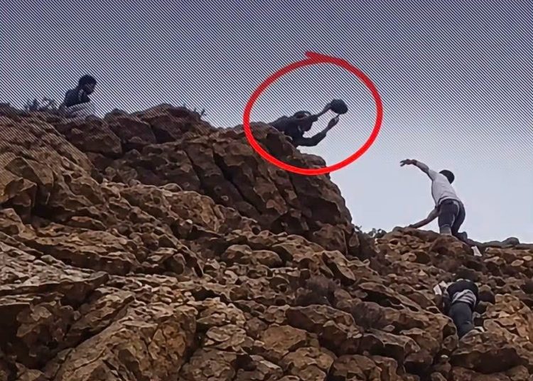 إصابة شاب بصخرة ألقاها عنصر من القوات المساعدة في محيط سبتة ومطالبات بفتح تحقيق عاجل