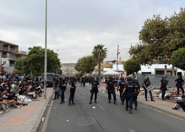 الشرطة الإسبانية تفض محاولات اقتحام مخيم لومـا كولمنار بسبتة المحتلة