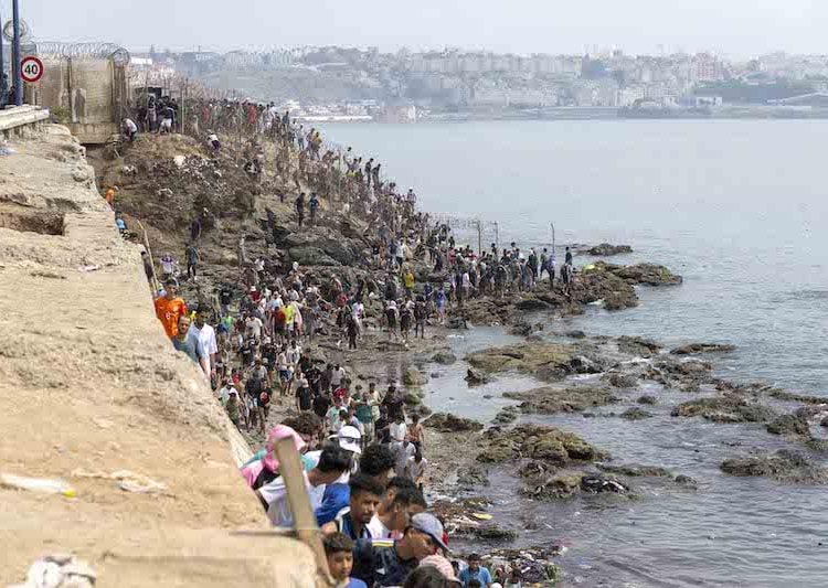 فيديو لتوجيه قاصرين مغاربة في سبتة يثير جدلاً حول أخلاقيات التغطية الإعلامية