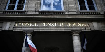 المجلس الدستوري الفرنسي يلغي حظر وسائل التواصل لمن هم دون 15 عاماً