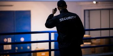 قانون جديد يخضع حراس الأمن لـ8 ساعات عمل يومياً بدلاً من 12