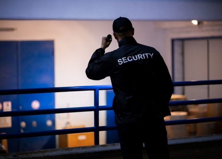 قانون جديد يخضع حراس الأمن لـ8 ساعات عمل يومياً بدلاً من 12