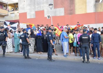سكان حي “لوما كولمنار” بسبتة يحتجون ضد إيواء المهاجرين ويصرخون: “نحن مواطنون من الدرجة الثانية”