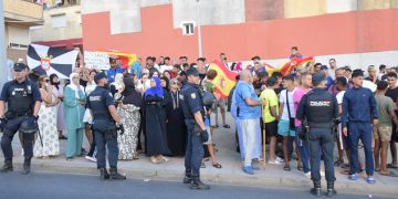 سكان حي “لوما كولمنار” بسبتة يحتجون ضد إيواء المهاجرين ويصرخون: “نحن مواطنون من الدرجة الثانية”