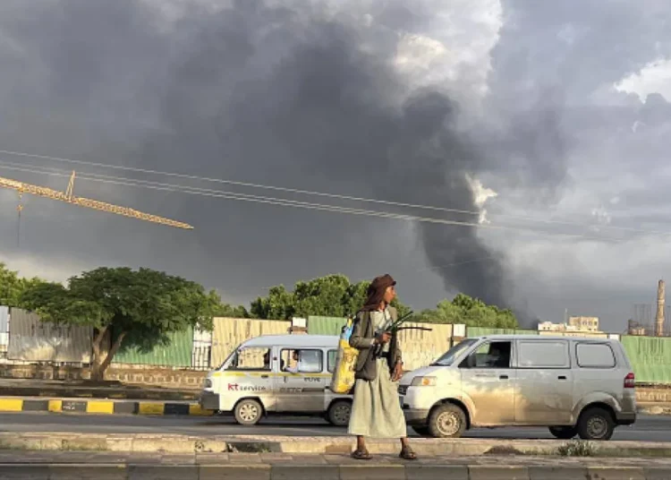 الحوثيون يسيطرون على المخا ويقتربون من مضيق باب المندب