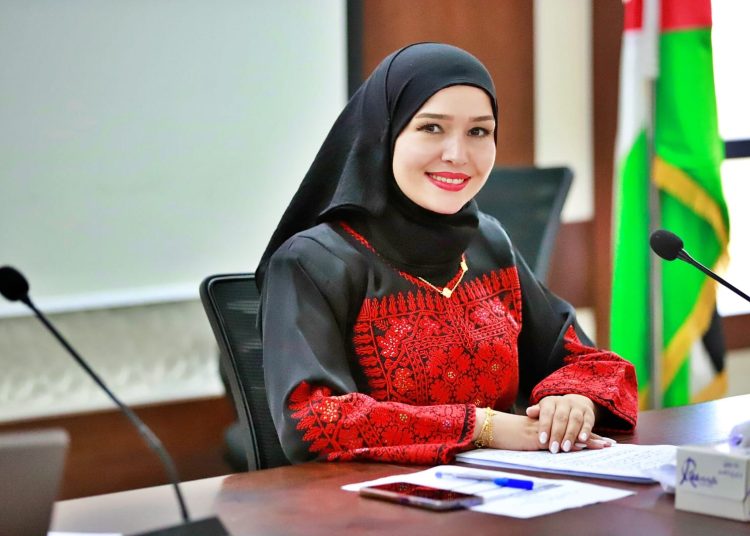 الإعلامية الفلسطينية براء عماد تتوج بالوسام الماسي لصانعات التغيير 2026