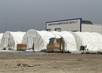 الحكومة الإسبانية تنشئ مخيماً لـ1000 مهاجر في ميناء سبتة رغم معارضة السكان والسلطات المحلية