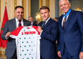 قميص المنتخب المغربي في قصر الإليزيه.. الرياضة جسراً للصداقة بين المغرب وفرنسا