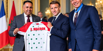 قميص المنتخب المغربي في قصر الإليزيه.. الرياضة جسراً للصداقة بين المغرب وفرنسا