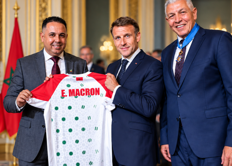 قميص المنتخب المغربي في قصر الإليزيه.. الرياضة جسراً للصداقة بين المغرب وفرنسا