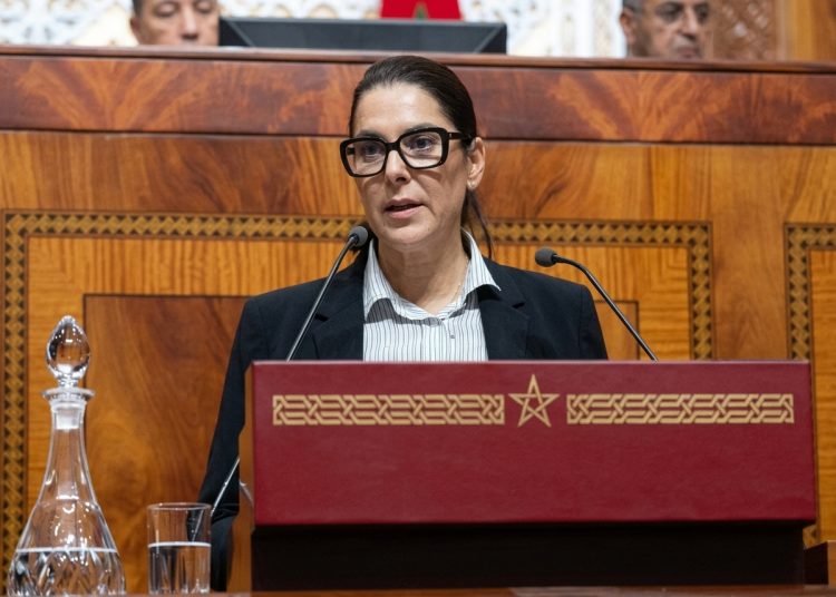 موظفو التوقيت الميسر يحملون المنصوري مسؤولية أزمة الرسوم ويعلنون التصعيد