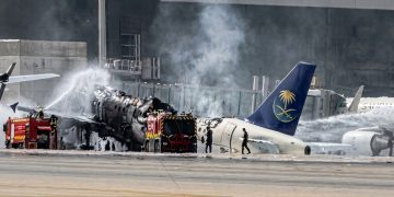 مطار الملك خالد يتعرض لهجومين يقتلان 3 سعوديين